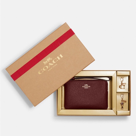 Beautiful Coach boxed Wristlet - Picture 4 of 11